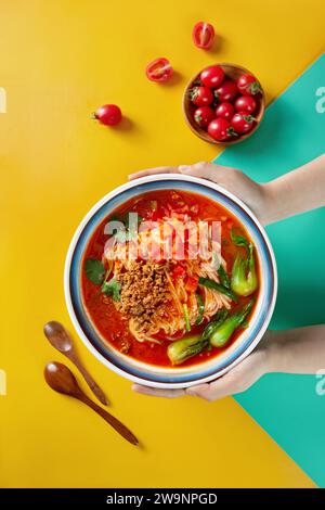 Œuf frit avec tomates et nouilles avec huile d'écailles, nouilles biang biang Banque D'Images