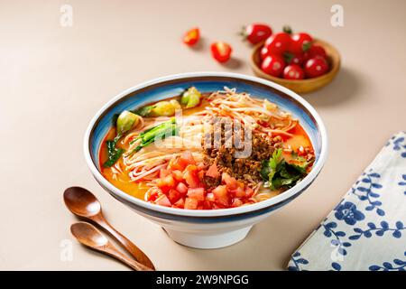 Œuf frit avec tomates et nouilles avec huile d'écailles, nouilles biang biang Banque D'Images
