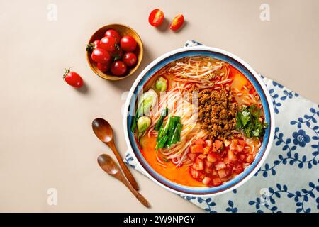 Œuf frit avec tomates et nouilles avec huile d'écailles, nouilles biang biang Banque D'Images