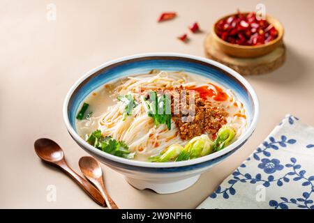 Œuf frit avec tomates et nouilles avec huile d'écailles, nouilles biang biang Banque D'Images