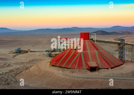 Bande transporteuse et stockage sous un dôme dans une mine de cuivre à ciel ouvert au Chili. Banque D'Images