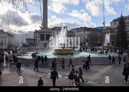 Londres, Angleterre, Royaume-Uni. 29 décembre 2023. Les fontaines de Trafalgar Square sont clôturées avant les célébrations de la Saint-Sylvestre. (Image de crédit : © Vuk Valcic/ZUMA Press Wire) USAGE ÉDITORIAL SEULEMENT! Non destiné à UN USAGE commercial ! Banque D'Images