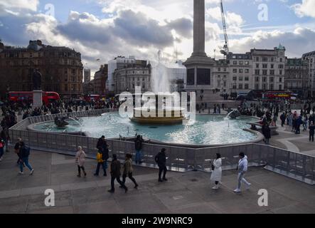 Londres, Angleterre, Royaume-Uni. 29 décembre 2023. Les fontaines de Trafalgar Square sont clôturées avant les célébrations de la Saint-Sylvestre. (Image de crédit : © Vuk Valcic/ZUMA Press Wire) USAGE ÉDITORIAL SEULEMENT! Non destiné à UN USAGE commercial ! Banque D'Images