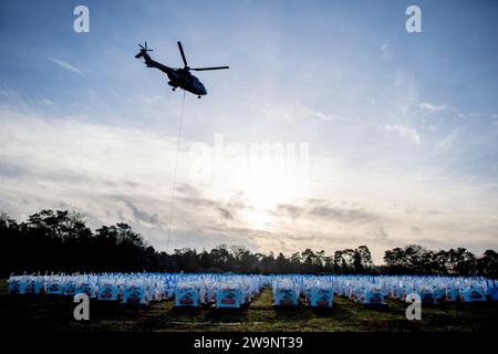 Sandkrug, Allemagne. 29 décembre 2023. Un hélicoptère Super Puma de la police fédérale est déployé à Barneführer Holz pour sécuriser une digue avec de grands sacs de sable. La zone forestière près de la Hunte et la ligne de chemin de fer entre Sandkrug et Huntlosen ont été gravement touchées par les inondations. Dans six districts et dans la ville d'Oldenbourg, un événement dit exceptionnel a également été déclaré. Crédit : Hauke-Christian Dittrich/dpa/Alamy Live News Banque D'Images