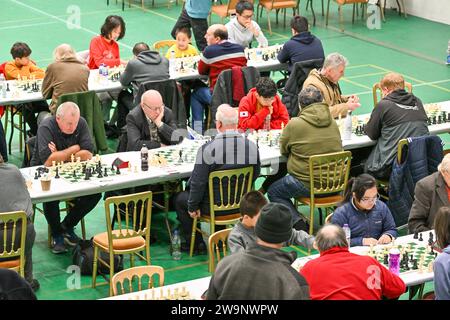 Hastings, Royaume-Uni. 29 décembre 2023. Joueurs à leur table pendant le Congrès international d'échecs Caplin Hastings à Horntye Park, Hastings, East Sussex, Royaume-Uni. Crédit : LFP/Alamy Live News Banque D'Images