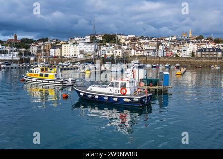 Bateaux amarrés dans le port de St Peter Port, St Peter Port, Guernesey, îles Anglo-Normandes Banque D'Images