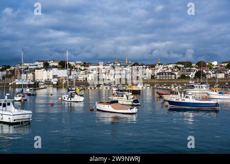 Bateaux amarrés dans le port de St Peter Port, St Peter Port, Guernesey, îles Anglo-Normandes Banque D'Images