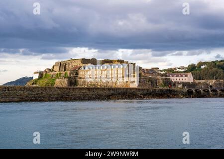 Tôt le matin, vue sur Castle Breakwater et Castle Cornet depuis le port de St Peter Port, St Peter Port, Guernesey, îles Anglo-Normandes Banque D'Images