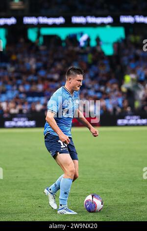 29 décembre 2023 ; Allianz Stadium, Sydney, NSW, Australie : a-League football, Sydney FC contre Wellington Phoenix ; Joe Lolley du Sydney FC contrôle le ballon Banque D'Images