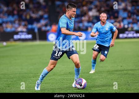 29 décembre 2023 ; Allianz Stadium, Sydney, NSW, Australie : a-League football, Sydney FC contre Wellington Phoenix ; Joe Lolley du Sydney FC court avec le ballon Banque D'Images