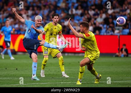 29 décembre 2023 ; Allianz Stadium, Sydney, NSW, Australie : a-League football, Sydney FC contre Wellington Phoenix ; Patrick Wood du Sydney FC tire sur le but Banque D'Images