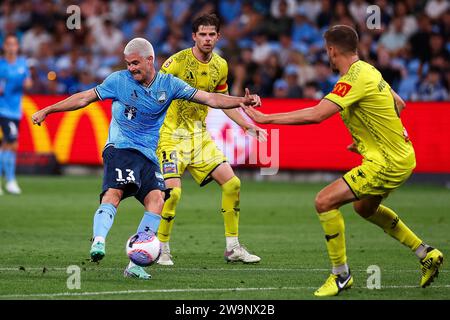 29 décembre 2023 ; Allianz Stadium, Sydney, NSW, Australie : a-League football, Sydney FC contre Wellington Phoenix ; Patrick Wood du Sydney FC tire sur le but Banque D'Images