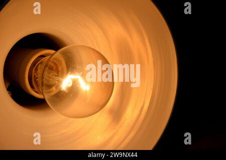 lampe à incandescence globe d'ampoule, une lumière électrique avec un filament de tungstène de fil qui est chauffé jusqu'à ce qu'il brille, se compose d'ampoule de gaz, basse pression Banque D'Images