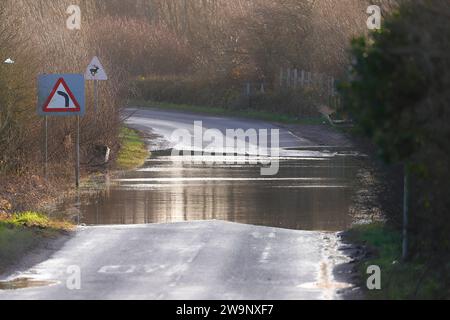 Une partie de Newton Lane sous l'eau après avoir été inondée pendant de fortes pluies Banque D'Images