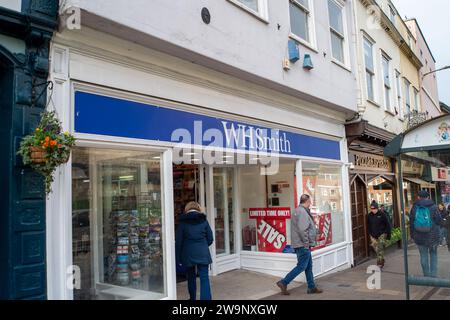 Windsor, Berkshire, Royaume-Uni. 29 décembre 2023. Un magasin WHSmith à Windsor. Les Smiths rebaptisent leurs magasins WHS. Les gens étaient sortis magasiner dans les ventes de janvier Today à Windsor, Berkshire. Certains magasins ont jusqu'à 50% de rabais et d'autres jusqu'à 70% de rabais. Crédit : Maureen McLean/Alamy Live News Banque D'Images