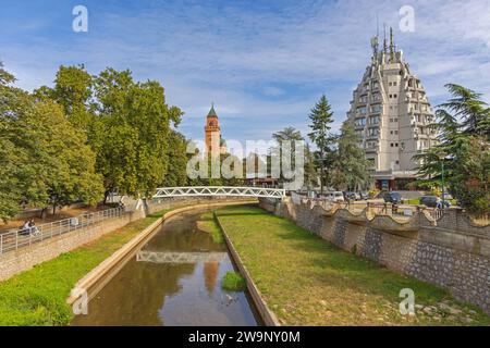 Paracin, Serbie - 06 octobre 2023 : Rivière Crnica et ancien bâtiment en béton Petrus Hôtel dans la ville. Banque D'Images