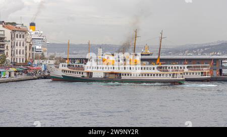 Istanbul, Turquie - 18 octobre 2023 : terminal de ferry pour passagers à Karakoy Autumn Day Bosphorys Travel. Banque D'Images