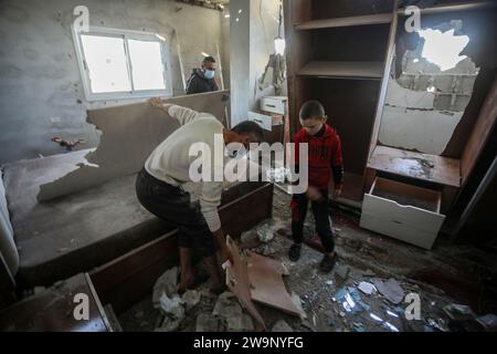 Rafah, Gaza. 28 décembre 2023. Les Palestiniens inspectent les dégâts suite au bombardement israélien sur Huose, à Rafah, dans le Sud de la bande de Gaza, vendredi 29 décembre 2023. Selon le ministère palestinien de la Santé, plus de 21300 civils, dont beaucoup de femmes et d’enfants non combattants, sont morts à cause des attaques israéliennes. Photo par Ismael Mohamad/UPI crédit : UPI/Alamy Live News Banque D'Images