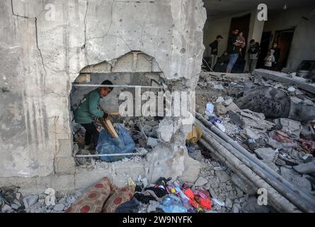 Rafah, Gaza. 28 décembre 2023. Un enfant inspecte un bâtiment endommagé après un raid israélien sur Rafah dans le Sud de la bande de Gaza, vendredi 29 décembre 2023. Selon le ministère palestinien de la Santé, plus de 21300 civils, dont beaucoup de femmes et d’enfants non combattants, sont morts à cause des attaques israéliennes. Photo par Ismael Mohamad/UPI crédit : UPI/Alamy Live News Banque D'Images