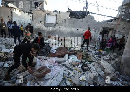 Rafah, Gaza. 28 décembre 2023. Les Palestiniens inspectent les dégâts suite au bombardement israélien sur Huose, à Rafah, dans le Sud de la bande de Gaza, vendredi 29 décembre 2023. Selon le ministère palestinien de la Santé, plus de 21300 civils, dont beaucoup de femmes et d’enfants non combattants, sont morts à cause des attaques israéliennes. Photo par Ismael Mohamad/UPI crédit : UPI/Alamy Live News Banque D'Images