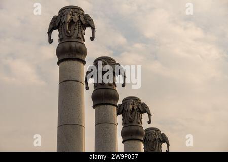 Têtes d'éléphant au sommet des piliers au parc commémoratif Dr. Babasaheb Ambedkar, Vipul Khand 2, Vipul Khand 3, Vipin Khand, Gomti Nagar, Lucknow, Uttar Prade Banque D'Images