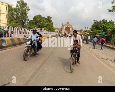 Rumi Darwaza, porte monumentale de la ville de 1784 et emblème de Lucknow, avec arche centrale complexe dans le style Awadhi. 17/11 Hussainabad Road, Lajpat Nagar Colo Banque D'Images