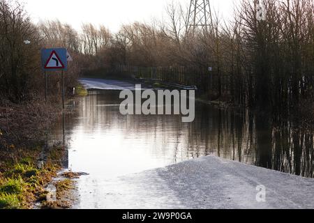 Une partie de Newton Lane sous l'eau après avoir été inondée pendant de fortes pluies Banque D'Images