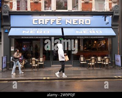 Caffe Nero, café et restaurant à Tottenham court Road Londres Angleterre Royaume-Uni. Banque D'Images