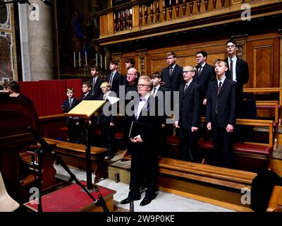 Knabenchor Hösel – Die Rheinischen Sängerknaben, Johannes Krahl, Heiko Reissig und Chordirektor Toralf Hildebrandt BEI der musikalischen Begleitung de Banque D'Images