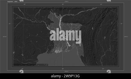 Bangladesh mis en évidence sur une carte d'altitude à deux niveaux avec la carte des lacs et des rivières avec le point de la capitale du pays, la grille cartographique, l'échelle de distance et ma Banque D'Images