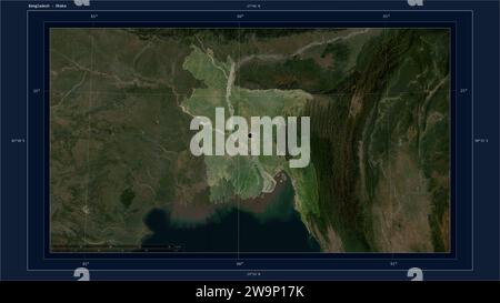 Bangladesh mis en évidence sur une carte satellite à basse résolution avec le point de la capitale du pays, la grille cartographique, l'échelle de distance et la carte frontière coordi Banque D'Images
