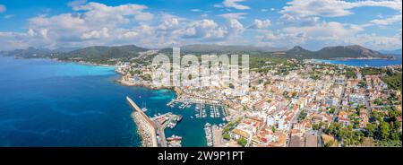 Vue aérienne port et village de Cala Ratjada, île de Majorque, Espagne Banque D'Images