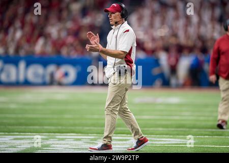 San Antonio, Texas, États-Unis. 28 décembre 2023. L'entraîneur-chef des Sooners de l'Oklahoma Brent Venables lors du match de football NCAA du Valero Alamo Bowl entre les Wildcats de l'Arizona et les Sooners de l'Oklahoma à San Antonio, Texas. Trask Smith/CSM/Alamy Live News Banque D'Images