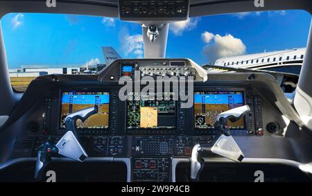 Embraer Phenom 300 Cockpit Banque D'Images