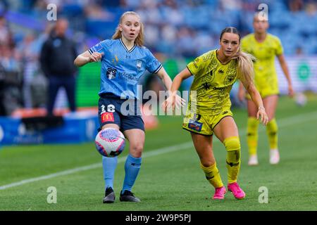 Sydney, Australie. 29 décembre 2023. Macey Fraser de Wellington concourt pour le ballon avec Taylor Ray de Sydney FC lors du match RD10 féminin de La A-League entre Sydney FC et Wellington au stade Allianz le 29 décembre 2023 à Sydney, Australie Credit : IOIO IMAGES/Alamy Live News Banque D'Images