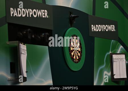 Alexandra Palace, Londres, Royaume-Uni. 29 décembre 2023. 2023/24 PDC Paddy Power World Darts Championships Day 12 session de l'après-midi ; le jeu de fléchettes et OCKE Credit : action plus Sports/Alamy Live News Banque D'Images