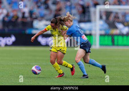 Sydney, Australie. 29 décembre 2023. Taylor Ray du Sydney FC concourt pour le ballon avec Annalie Longo de Wellington lors du match RD10 féminin de La A-League entre le Sydney FC et Wellington au stade Allianz le 29 décembre 2023 à Sydney, en Australie Credit : IOIO IMAGES/Alamy Live News Banque D'Images