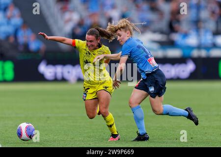 Sydney, Australie. 29 décembre 2023. Taylor Ray du Sydney FC concourt pour le ballon avec Annalie Longo de Wellington lors du match RD10 féminin de La A-League entre le Sydney FC et Wellington au stade Allianz le 29 décembre 2023 à Sydney, en Australie Credit : IOIO IMAGES/Alamy Live News Banque D'Images