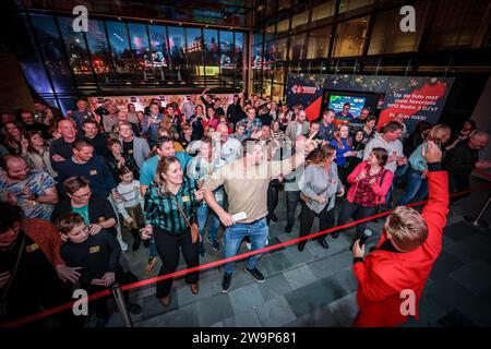 HILVERSUM - les visiteurs attendent le début du créneau horaire pendant lequel ils peuvent assister au Top 2000 dans le café du même nom dans le musée des médias Beeld en Geluid. Les chansons les plus populaires sur lesquelles les auditeurs ont voté le plus seront jouées du café jusqu'au réveillon du nouvel an sur NPO radio 2. ANP LEVIN DEN BOER pays-bas Out - belgique Out Banque D'Images