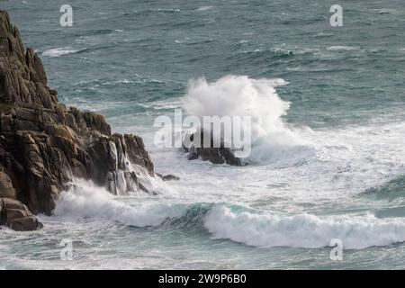 Vagues brisantes au pied du rocher Logan, près de Treen, Cornwall, vues par mauvais temps lorsque la tempête Gerrit passe à Noël 2023 Banque D'Images