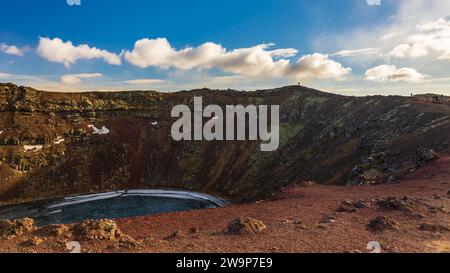 Le lac Kerid est totalement gelé dans une froide journée de mars en islande Banque D'Images