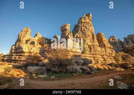 Paysage karstique spectaculaire au lever du soleil à Torcal de Antequera, Malaga, Andalousie, Espagne Banque D'Images