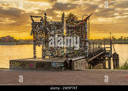 La Nouvelle-Orléans, LA - 29 octobre 2023 : clôture à la jetée couverte de cadenas d'amoureux sur les rives du fleuve Mississippi en Louisiane Banque D'Images