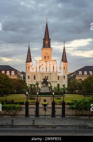 Les rayons du soleil levant ont frappé la façade de la cathédrale de St Louis, roi de France avec la statue d'Andrew Jackson à la Nouvelle-Orléans en Louisiane Banque D'Images