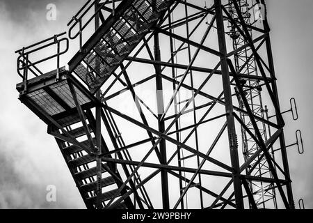 Phare et tour radar à Chebucto Head, Nouvelle-Écosse, Canada. Banque D'Images