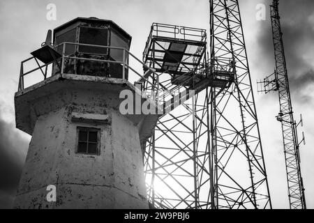 Phare et tour radar à Chebucto Head, Nouvelle-Écosse, Canada. Banque D'Images
