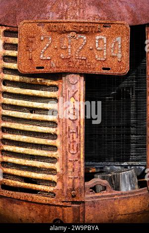 Grill d'un tracteur agricole abandonné rouillé. Banque D'Images