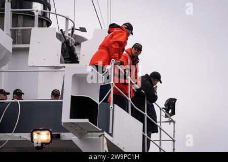 Les marins de la Marine royale canadienne aident à amener la corvette de classe Flower préservée NCSM Sackville à côté de son poste d’amarrage d’été à Halifax, en Nouvelle-Écosse. Banque D'Images