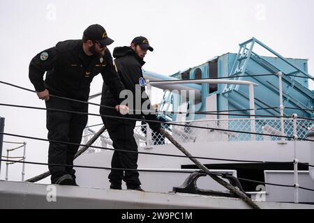 Les marins de la Marine royale canadienne aident à amener la corvette de classe Flower préservée NCSM Sackville à côté de son poste d’amarrage d’été à Halifax, en Nouvelle-Écosse. Banque D'Images