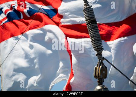 Naval ensign (drapeau) à bord de la corvette de classe Flower préservée NCSM Sackville pendant le service et la cérémonie lors de la bataille de l'Atlantique dimanche. Banque D'Images